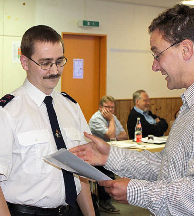 Stefan Huggle wird von Brgermeister A...ommandant der Feuerwehr verpflichtet.   | Foto: Brichta