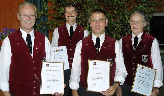 Vier Snger vom Mnnergesangsverein wu...ahre und Bernhard Schuler (2) 40 Jahre  | Foto: Edeltraud Blume