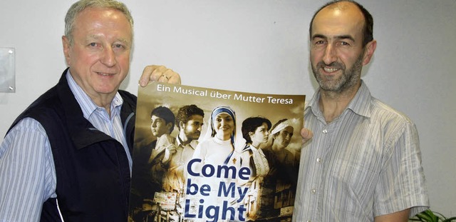 Dieter Walk (links) und Laurent Desserich mit dem Plakat   | Foto: Senf