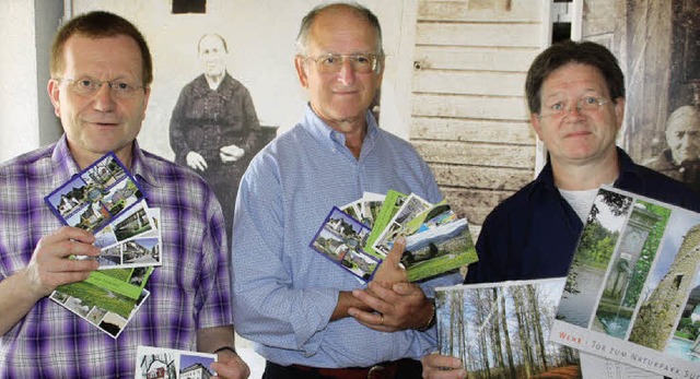 Reinhard Valenta, Eberhard Volk und Wo... und dem Kalender mit Wehrer Motiven.   | Foto: Jrn Kerckhoff