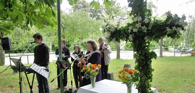 Das Musikteam der evangelischen Margar...ingstgottesdienst auf dem Msler bei.   | Foto: Vera Winter