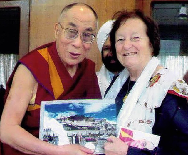 Stadtrtin Vreni Hirt beim Dalai Lama ...urRepro>Paul Schleer</BZ-FotoNurRepro>  | Foto: Paul Schleer