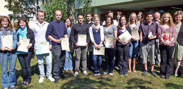 Die Lob- und Preistrger des Abschluss...Schler in der  Rudolf-Eberle-Schule.   | Foto: Rudolf-Eberle-Schule