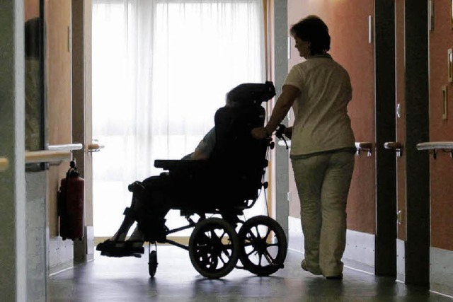Die Zahl pflegebedrftiger Menschen wi...en kommenden Jahren deutlich steigen.   | Foto: dpa