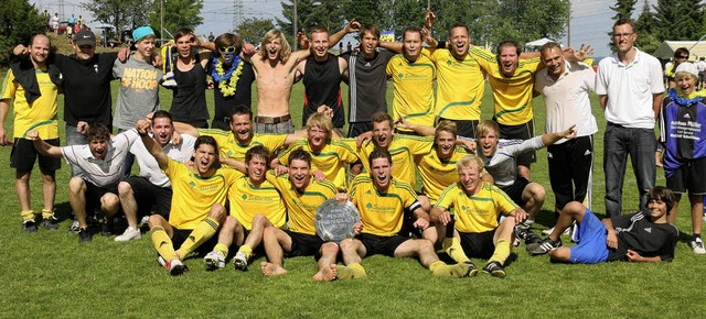 Der SV Buch bejubelt  Meisterschaft in...Staffel 2, und  Bezirksliga-Aufstieg.   | Foto: Neubert