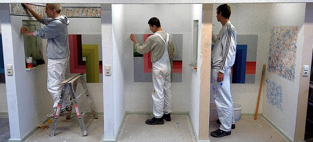 Angehende Maler in einer Ausbildungswerkstatt in Rostock   | Foto: dpa