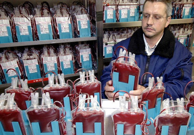 Bis zu 9 000 Blutkonserven lagern im Z...eutschland fr mehr Spenden geworben.   | Foto: dpa