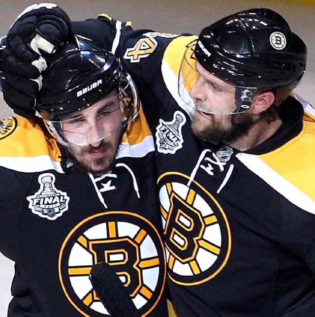 Dennis Seidenberg freut sich mit Brad ...n Sieg von Boston im sechsten Spiel.    | Foto: afp