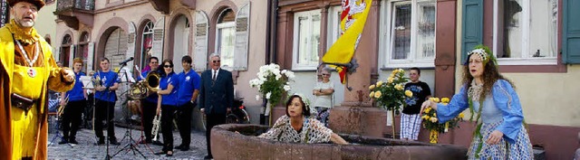 Nachdem sich der Brunnengeist verflch...hulthei Schwarz blieb lieber trocken.  | Foto: Ernst Hubert Bilke