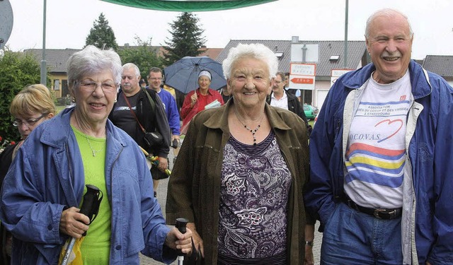 Auf geht&#8217;s mit Stcken und Regenschirm.   | Foto: ulike hiller