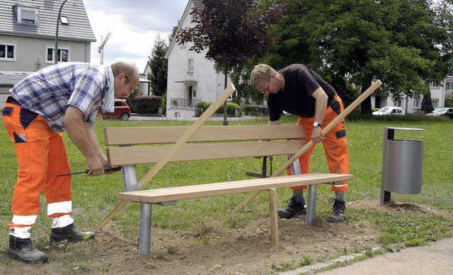 Endspurt fr die  Technischen Dienste,... Herbert-King-Park wird neu mbliert.   | Foto: Ingrid Bhm-Jacob