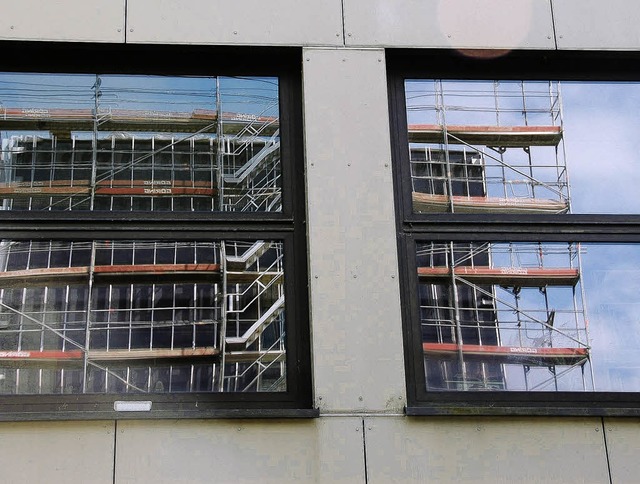 Fassade im Spiegelbild: Die Fenster im Neubau fehlen noch.  | Foto: trenz