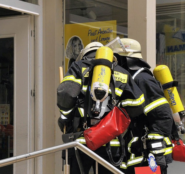 Unter Atemschutz drang die Feuerwehr ins Gebude vor   | Foto: Kamera24