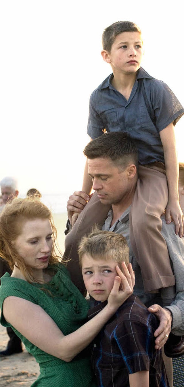 Ein autoritrer Vater (Brad Pitt, Mitte) mit Frau und Shnen   | Foto: dapd