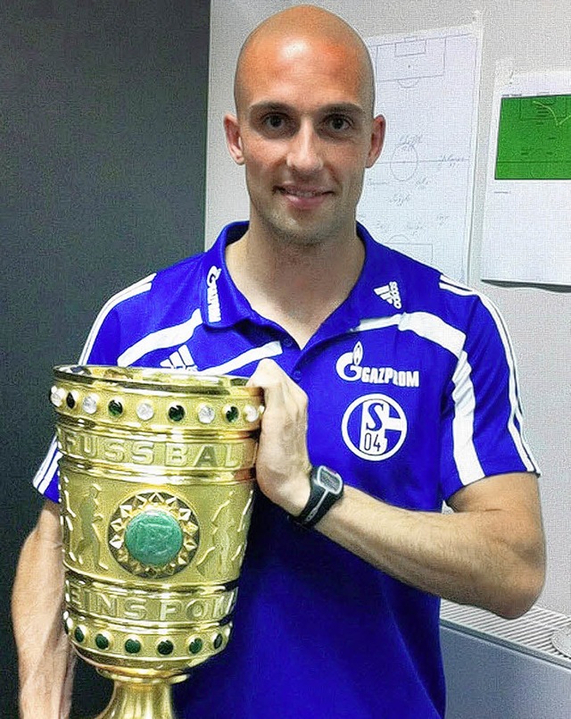 Schwer zu tragen hatte Ruwen Faller am...neuen Vereins FC Schalke 04 in Berlin.  | Foto: Simon David