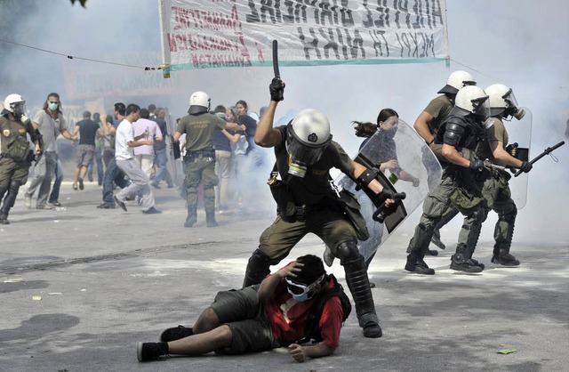 Wut, Chaos und Gewalt bestimmte gestern das Straenbild in Athens Innenstadt.    | Foto: afp