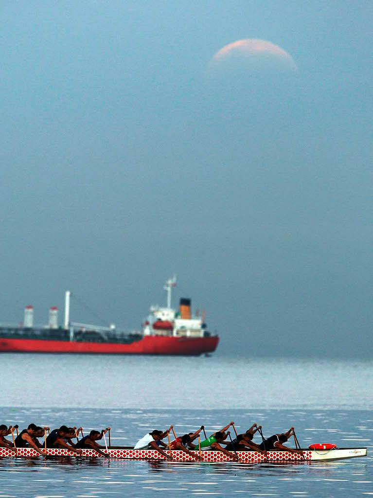 Die totale Mondfinsternis – fotografiert über der Manila Bay, Philippinien Die totale Mondfinsternis – fotografiert über der Manila Bay, Philippinien