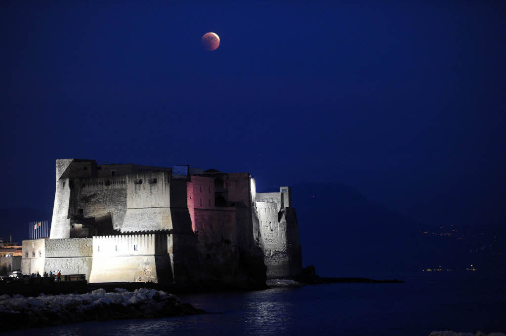 Die totale Mondfinsternis – fotografiert bei Neapel Die totale Mondfinsternis – fotografiert bei Neapel
