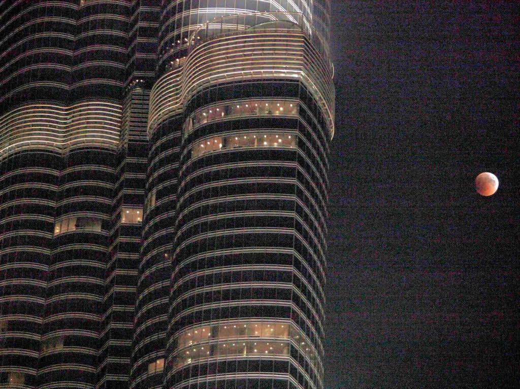 Die totale Mondfinsternis – fotografiert beim höchsten Wolkenkratzer der Welt in Dubai, Arabische Emirate Die totale Mondfinsternis – fotografiert beim höchsten Wolkenkratzer der Welt in Dubai, Arabische Emirate