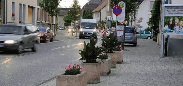 Die Pflanzkbel am Ortseingang, sind f...user inzwischen ein gewohnter Anblick.  | Foto: Roland Vitt