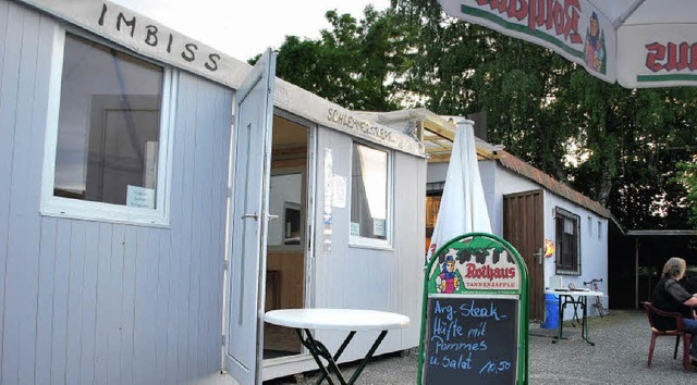 Dieser Zeltcontainer auf dem Vorplatz ...nd dem Umkircher Gemeinderat zu weit.   | Foto: axel drber