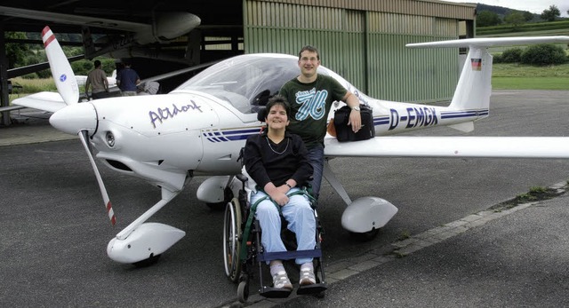 Gertrud Kopf und ihr Pilot Kristopher Kurz auf dem Flugplatz in Altdorf   | Foto: BZ