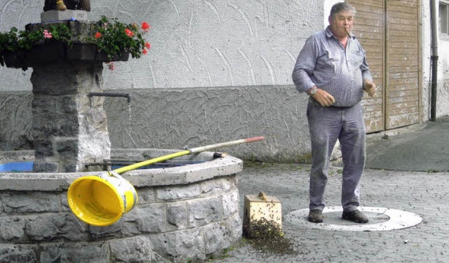 Nur die Zigarre im Mund diente dem Imk...ienenschwarm am Hexenbrunnen einfing.   | Foto: C. Maier