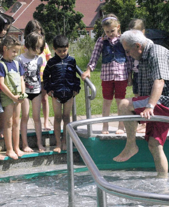 Beim Kneippbecken erklrte Bernd Gross...senen und nun fr sie kniehohen Wasser  | Foto: Karin Stckl-Steinebrunner