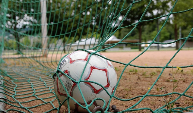 Auf dem roten Hartplatz spielen Fubal... Hartpltze in Kunstrasen umgewandelt.  | Foto: Nikolaus Trenz