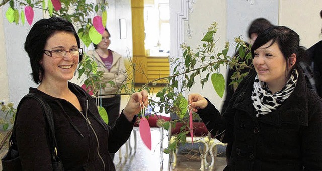 Auch das gehrte zum Abschlussgottesdi...erinnen  schicken Wnsche zum Himmel.   | Foto: Schule