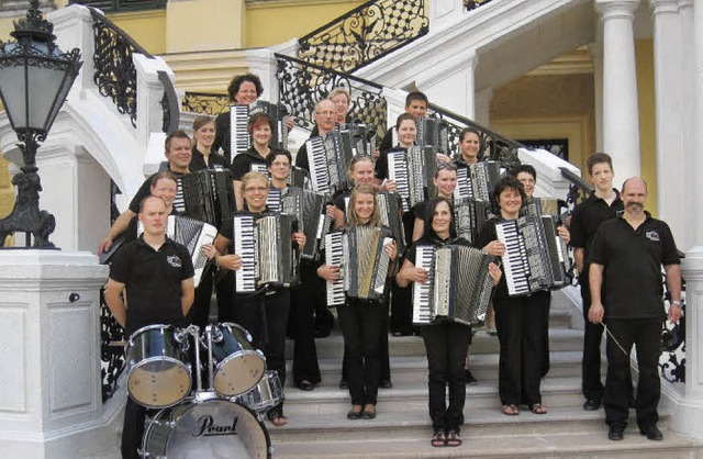 Das Reichenbacher Harmonikaorchester  ...runn, rechts Dirigent Andreas Schmid.   | Foto: Helge Mhlhaus