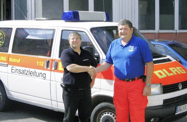 Fred Hugle (rechts) bedankt sich bei Eric Fuchs.   | Foto: dlrg