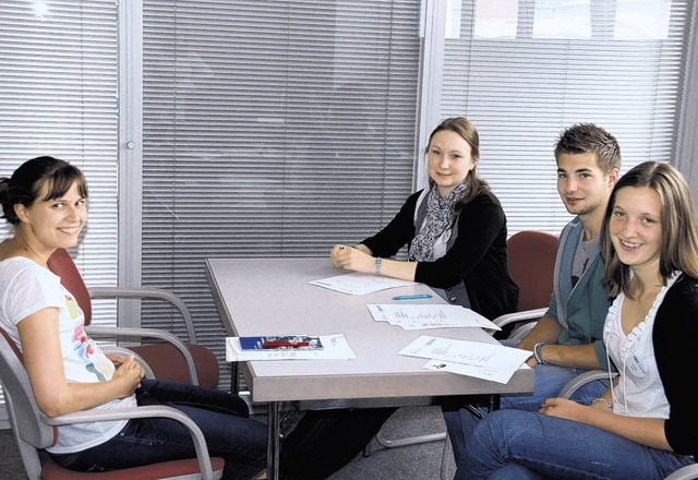 Noch lchelt Studentin Janina Kammerer...n fhren, werden die Mienen ernster.    | Foto: Schrter