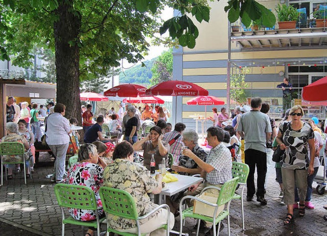 Das Sommerfest des St- Josefshauses l...u einem unbeschwerten Wochenende ein.   | Foto: Archiv: Danielle Hirschberger