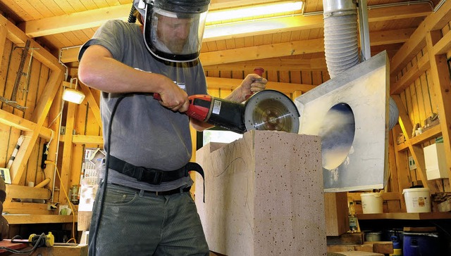 Mit der Flex setzt Till Borsdorf Schnitte in die Oberkante des Rohblocks...  | Foto: Thomas Kunz