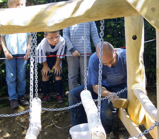 Das ist der Hammer! Kinder begutachten die Klettergerte.   | Foto: privat