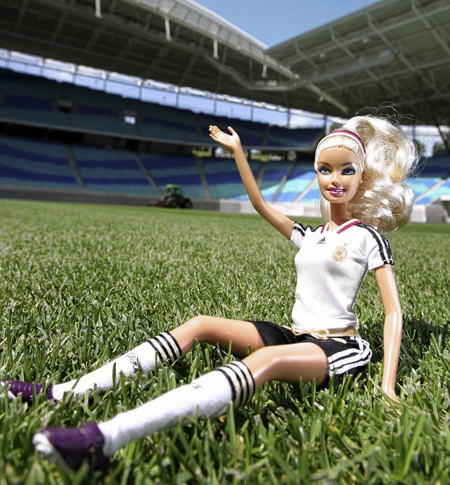 Wenn Frauen kicken, darf Barbie nicht fehlen.  | Foto: dapd