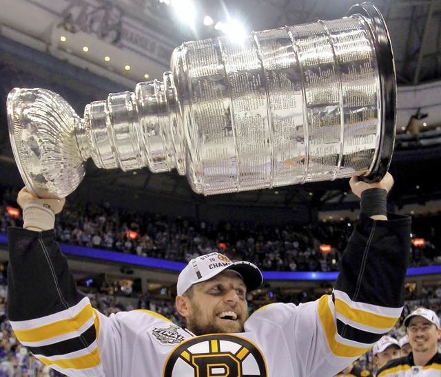 Geschafft: Dennis Seidenberg mit dem Stanley Cup  | Foto: afp