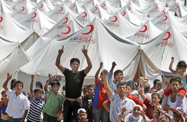 Syrische Flchtlinge rufen in einem t...Slogans gegen die syrische Regierung.   | Foto: DPA