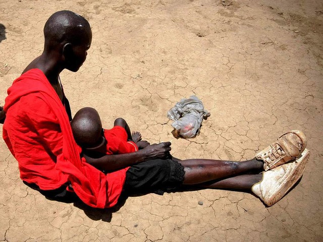 Diese Frau floh mit ihrem Kind aus Abyei.   | Foto: DPA