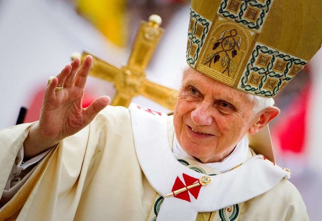 Die Messe von Papst Benedikt XVI. knn...un doch von Sitzpltzen aus verfolgen.  | Foto: dpa