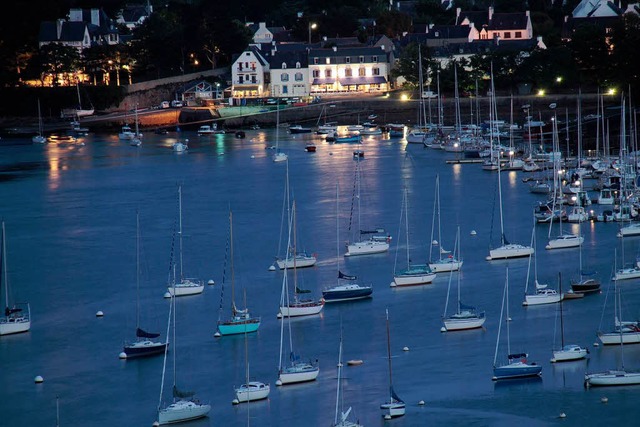 Ein Besuch des Hafens von Ste Marine lohnt immer, besonders am Abend.  | Foto: Wilfried Dieckmann