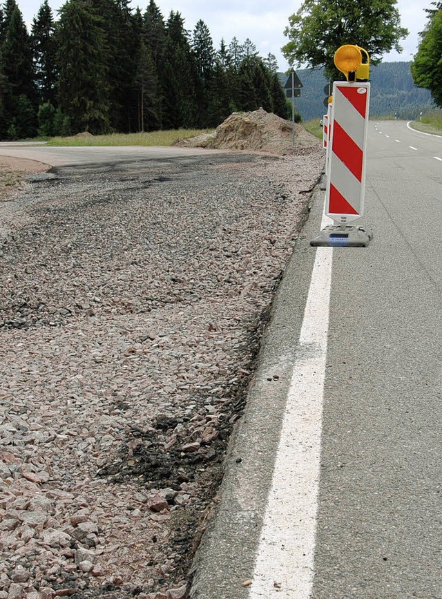 Beim Asphaltieren  wird der Kreisverkehr  an die L170 angeschlossen.  | Foto: Wilfried Dieckmann