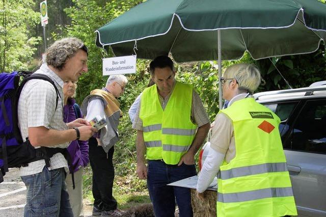 Helfer des Bonndorfer Schwarzwaldvereins sind Ordner am Parkplatz Schattenmhle