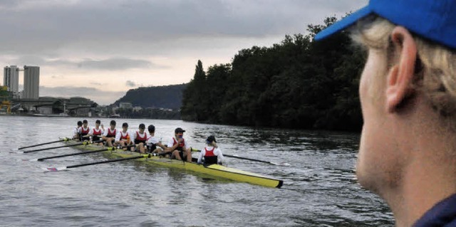 Training auf dem Rhein: Junioren B Ach...; rechts Cheftrainer Matthias Schmitz.  | Foto: Barbara Ruda