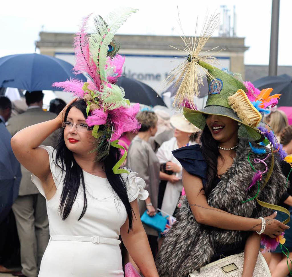 Schrille Hte und ein extravagentes Auftreten – Voraussetzungen fr den perfekten Auftritt beim Pferde-Rennen in Ascot.