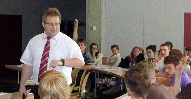 Professor Strotmann debattierte mit Gymnasiasten ber Wirtschaftsthemen.   | Foto: Privat