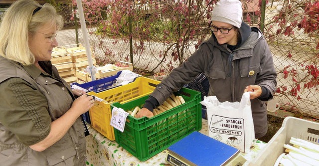 Sophia Wiedemann (rechts) verkauft an ... 400 Kilogramm Spargel in Merzhausen.   | Foto: Grimm