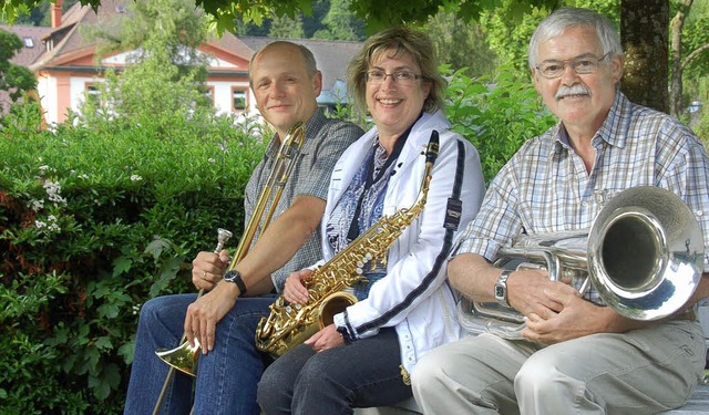 Posaunist Edgar Hfele, Saxofonistin B...40 Jahren zur St. Blasier Stadtmusik.   | Foto: Kathrin Blum