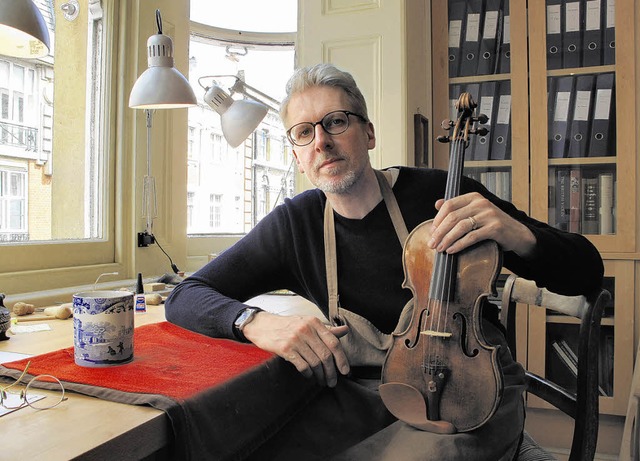 Eckhard Kropfreiter mit einer Geige von Antonio Stradivari     | Foto: BZ